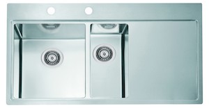 Nerezový jednodřez s odkapávačem s montáží na pracovní desku o rozměru 98x52,5 cm a hloubkou 19,5 cm. Vhodný pro montáž do skříňky o šířce 60 cm.