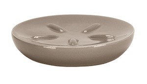Elegantní volně stojící světle béžová mýdlenka SONIC, o velikosti 115x23 mm, je vhodným koupelnovým doplňkem a smí se mýt v myčce na nádobí. 
