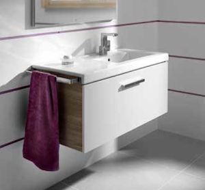 Závěsná koupelnová skříňka pod umyvadlo v bílé barvě o rozměru 89x46x42,4 cm.