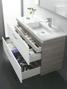 Závěsná koupelnová skříňka pod umyvadlo v kombinaci jasan/bílá s lesklým povrchem o rozměru 89x46x66,7 cm s lakovaným povrchem.