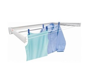Praktický skládací nástěnný sušák na prádlo, šetří místo, vhodný nejen do koupelny, samostatný chromovaný věšák na osušky, šířka tyčí 100 cm, 8,1 m sušící plochy = 1 pračka prádla.