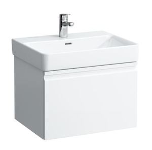 Závěsná koupelnová skříňka pod umyvadlo v bílé barvě s lesklým povrchem o rozměru 57x45x39 cm.