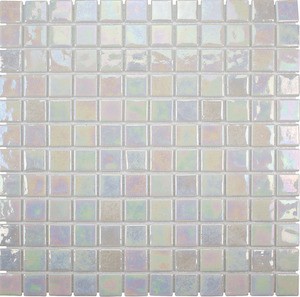 Mrazuvzdorné. Skleněná Mozaika v bílé barvě o rozměru 31,6x31,6 cm a tloušťce 4 mm s lesklým povrchem. Základní prvek ve tvaru čtverce o rozměru 2,5x2,5 cm