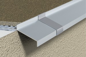 Balkonová lišta (okapnicový profil) v provedení eloxovaného hliníku sloužící k ukončení balkonových či terasových hran.