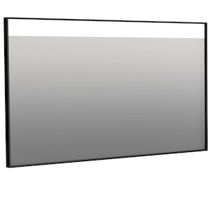 Obdélníkové zrcadlo s LED osvětlením o rozměru 120x70 cm. Rám zrcadla v černé barvě. Barevná teplota osvětlení je 6 000 K (chladnější bílá).  S krytím IP44, je chráněno proti stříkající vodě. Orientace zrcadla na šířku.