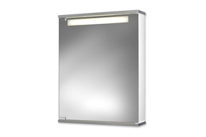 Zrcadlová skříňka s osvětlením se zásuvkou o rozměru 50x65x14 cm. Galerka má 2 poličky.