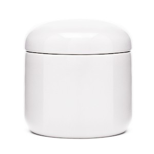 SIKO keramické koupelnové doplňky Daira zaujmou svým jednoduchým nadčasovým designem, který bude slušet každé koupelně. Box s víkem Daira v bílé barvě. Rozměry: 10,5 x 11 cm