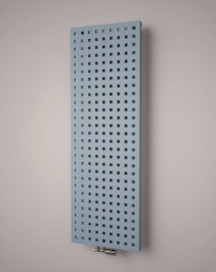 Radiátor pro ústřední vytápění v bílé barvě. Rozměr radiátoru 30x120,6 cm.