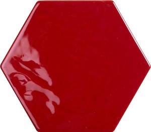 Obklad v červené barvě o rozměru 15,3x17,5 cm a tloušťce 8 mm s lesklým povrchem. Vhodné pouze do interiéru.