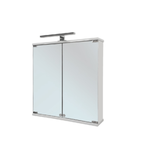 Bílá zrcadlová skříňka KANDI s LED osvětlením.  Skříňka má nastavitelné skleněné poličky a praktickou elektrickou zásuvka v pravém dolním rohu 220V.