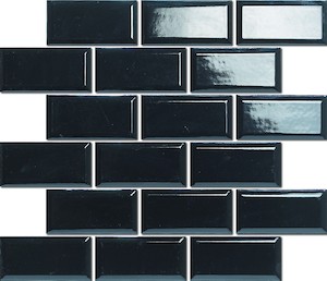 Mrazuvzdorná mozaika v černé barvě o rozměru 29,1x29,55 cm a tloušťce 6 mm s lesklým povrchem. Vhodné pouze do interiéru. S malými rozdíly v odstínu barev, struktury povrchu a kresby.