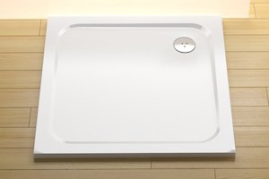 Sprchová vanička z litého mramoru v bílé barvě o rozměru 90x90x3 cm. Balení bez sifonu a nožiček.