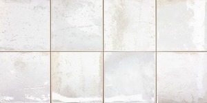 Obklad v barvě white o rozměru 31,6x60 cm s lesklým povrchem. Vhodné pouze do interiéru. S velkými a nahodilými odchylkami v odstínu barev, struktury povrchu a kresby.