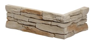 Roh kamenného obkladu z betonu svým vzhledem a strukturou věrně imituje přírodní kámen v béžové barvě o rozměru 11x31x17 cm.