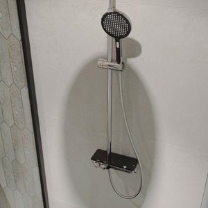 Sprchový systém SAT na stěnu s termostatickou baterií černá/chrom SATSSTPBCHC