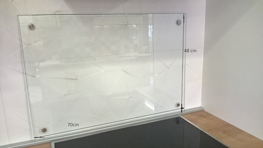 Kalené sklo za varnou desku 70x 48 cm. Používá se zejména pro ochranu dřevěného obložení za varnou deskou. Balení obsahuje hmoždinky + šrouby, podložku a nerezovou krytku.  