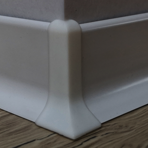 Vnější roh k PVC soklu v barvě bílá, výška 40 mm. V balení 2 ks.