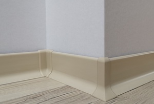 Roh k soklu vnější PVC Profil-EU cappuccino, výška 40 mm, SKPVCVNER4CA