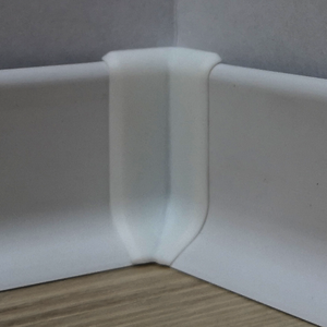 Vnitřní roh k PVC soklu v barvě bílá, výška 40 mm. V balení 2 ks.