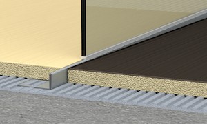 Spádový profil (levý) pro sprchové kouty bez vaničky v úrovni podlahy. Vyrobeno z kvalitní chemicky odolné, kartáčované nerezové oceli.