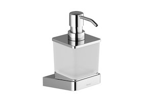 Praktický dávkovač na mýdlo Ravak TD231.00, v moderní kombinaci lesklého chromu a matného skla, v designu 10º, je nepostradatelným doplňkem vaší koupelny.