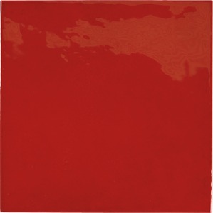 Obklad v červené barvě v rustikálním designu o rozměru 13,2x13,2 cm a tloušťce 8,8 mm s lesklým povrchem. Vhodné pouze do interiéru. S minimálními rozdíly v odstínu barev, struktury povrchu a kresby.