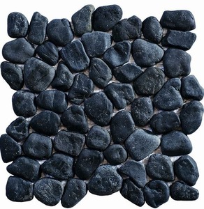 Mrazuvzdorné. Kamenná mozaika v černé barvě a v imitaci kamene s matným povrchem. Základní prvek má nepravidelný tvar.
